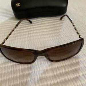 CHANEL “Chain”: Tortoiseshell Sunglasses